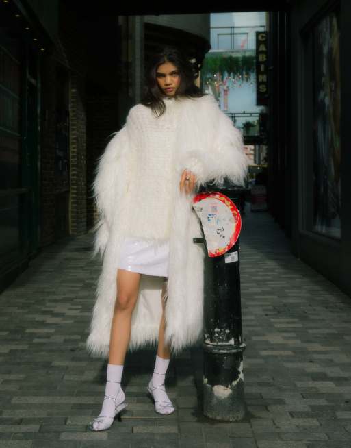 Topshop – Puszysty dzianinowy sweter oversize z rzęskami w kolorze kości słoniowej