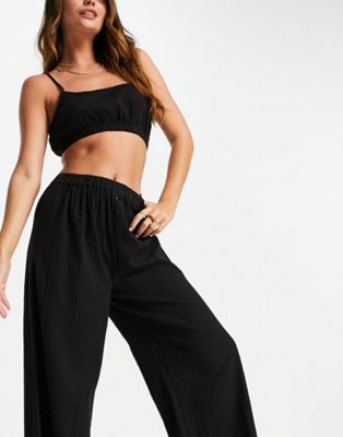 Topshop – Pyjama aus kurzem Camisole und Hose in Schwarz mit strukturiertem Punktemuster