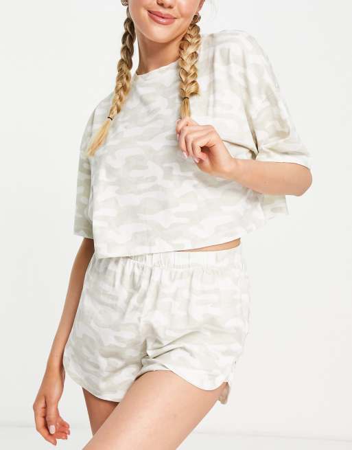 Topshop - Pyjamaset van T-shirt en short met camouflageprint in multi 