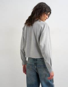 Model wearing Raglan cinch cuff long sleeve top in grey marl