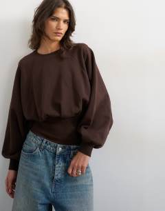 Raglan cinch waist ruched sweat in chocolate