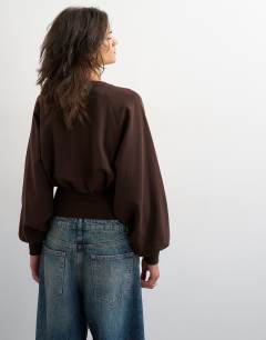Model wearing Raglan cinch waist ruched sweat in chocolate