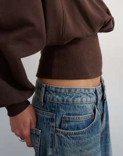 Model wearing Raglan cinch waist ruched sweat in chocolate