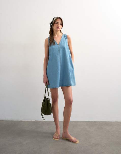Topshop - Rechtvallende denim mini jurk met V-hals in bleekwassing - view 1