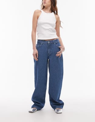 Topshop - Relaxed-Fit-Jeans in gestreiftem Blau mit niedrigem Bund und Schnallenriemen