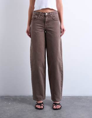 Topshop - Relaxed Fit Jeans in Otterbraun mit niedrigem Bund und Schnallenriemen-Brown