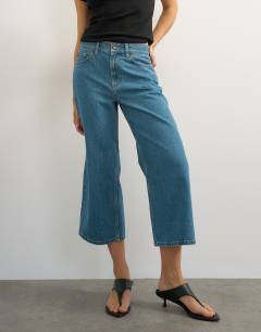 Model wearing Relaxed Mid Rise Crop jean in green cast