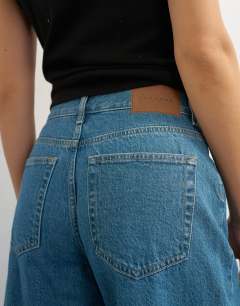 Model wearing Relaxed Mid Rise Crop jean in green cast