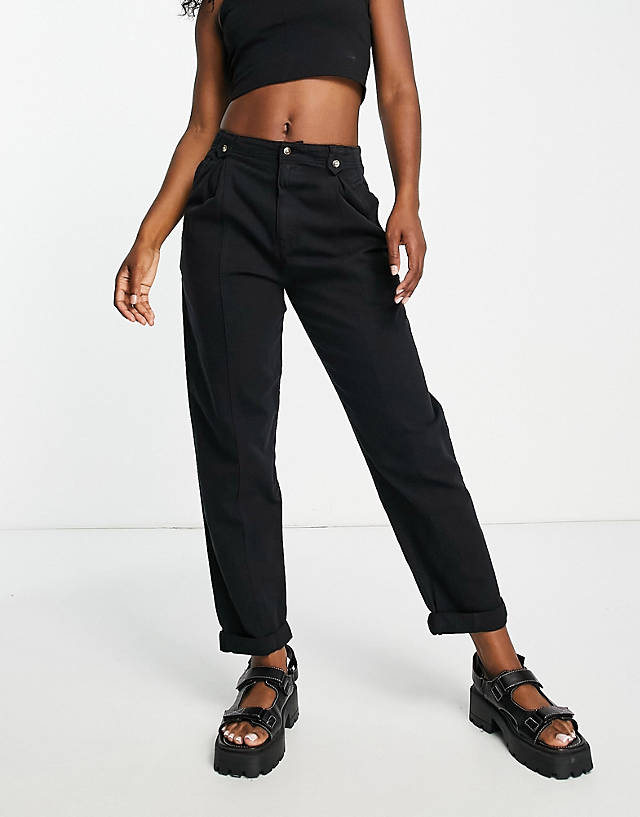 Topshop - relaxed peg trouser with button tab detailing in black