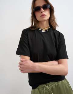 Relaxed tee in black