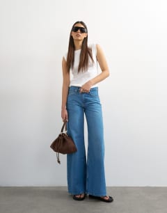 Model wearing Rib boyfriend tank in white