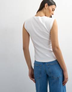 Model wearing Rib boyfriend tank in white