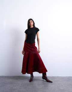 Model wearing Rib fitted curve hem tee in black