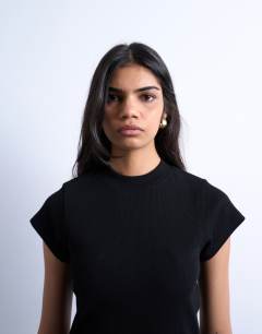 Model wearing Rib fitted curve hem tee in black