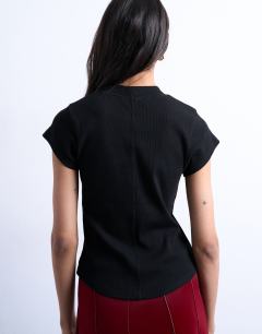 Model wearing Rib fitted curve hem tee in black