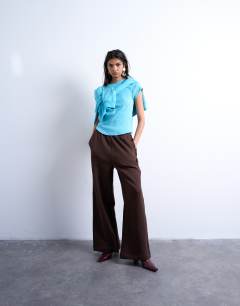 Model wearing Rib fitted curve hem tee in blue