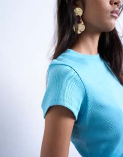 Model wearing Rib fitted curve hem tee in blue