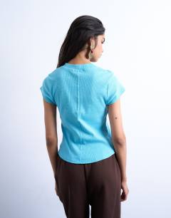 Model wearing Rib fitted curve hem tee in blue