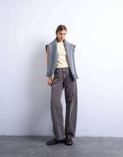 Model wearing Rib fitted curve hem tee in buttermilk