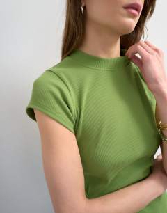 Model wearing Rib fitted curve hem tee in green