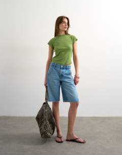 Model wearing Rib fitted curve hem tee in green