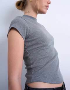 Model wearing Rib fitted curve hem tee in grey marl