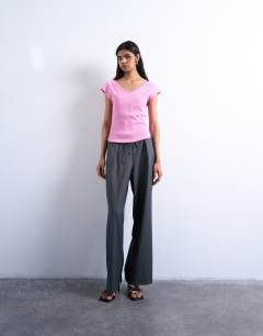 Model wearing Rib fitted v-neck curve hem tee in pink
