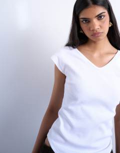 Model wearing Rib fitted v-neck curve hem tee in white