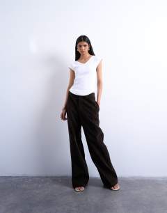 Model wearing Rib fitted v-neck curve hem tee in white