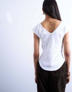 Model wearing Rib fitted v-neck curve hem tee in white