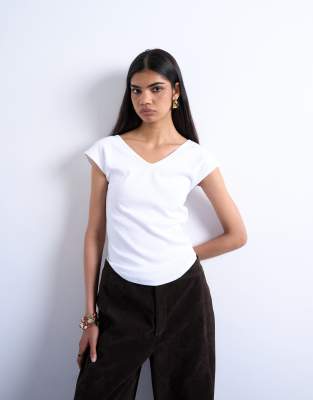 rib fitted V-neck curved hem tee in white