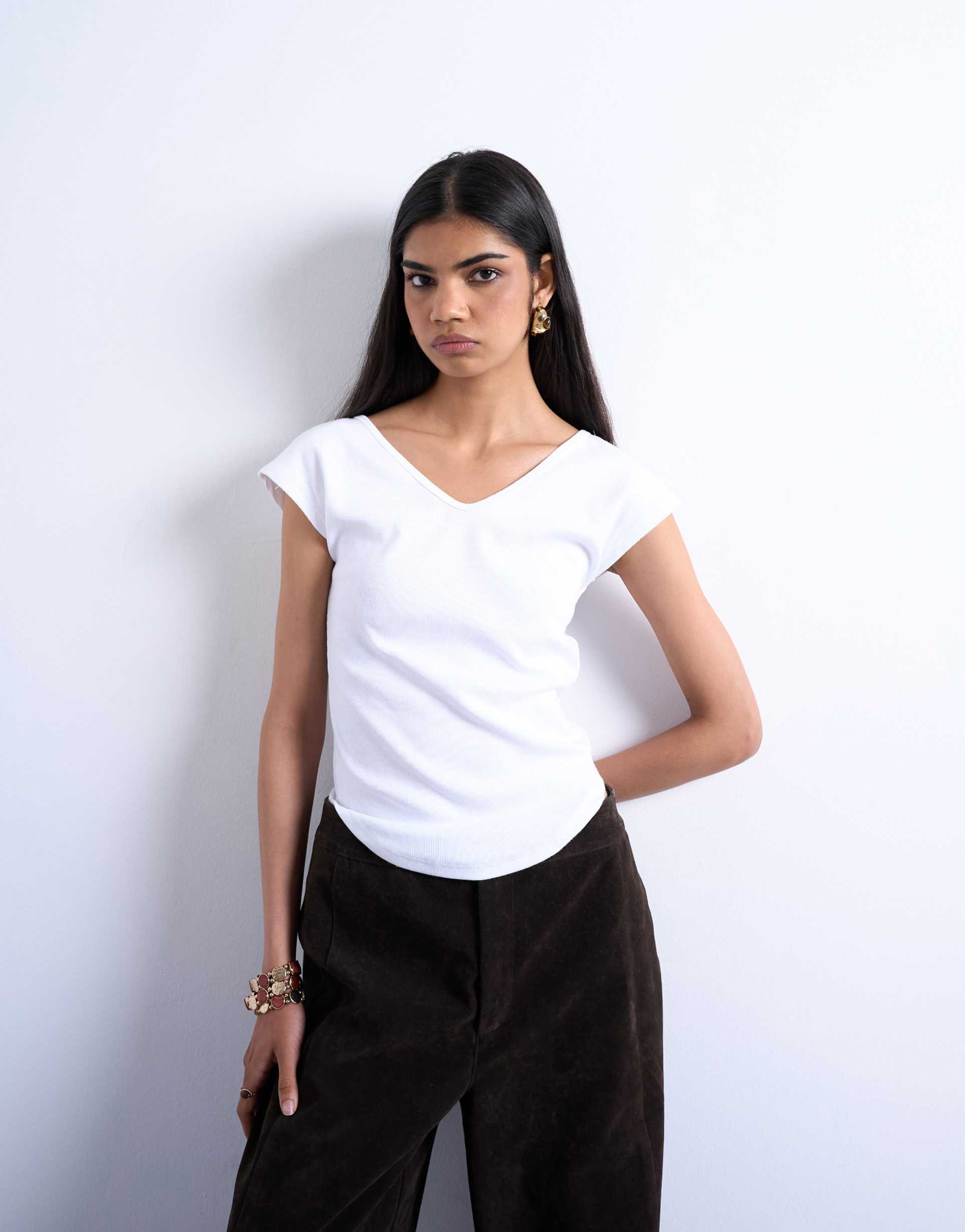 topshop rib fitted v-neck curved hem tee in white