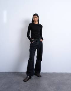 Model wearing Rib long sleeve curved hem top in black
