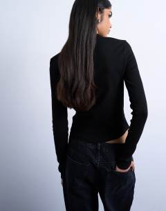 Model wearing Rib long sleeve curved hem top in black