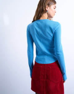 Model wearing Rib long sleeve curved hem top in blue