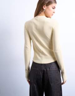 Model wearing Rib long sleeve curved hem top in buttermilk