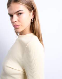 Model wearing Rib long sleeve curved hem top in buttermilk