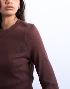 Model wearing Rib long sleeve curved hem top in chocolate brown