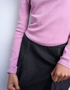 Model wearing Rib long sleeve curved hem top in pink