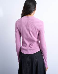 Model wearing Rib long sleeve curved hem top in pink