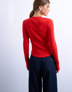 Model wearing Rib long sleeve curved hem top in red