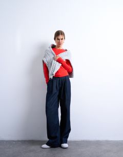 Model wearing Rib long sleeve curved hem top in red