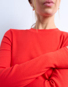 Model wearing Rib long sleeve curved hem top in red
