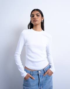 Model wearing Rib long sleeve curved hem top in white