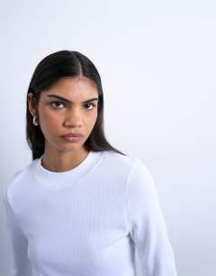 Model wearing Rib long sleeve curved hem top in white