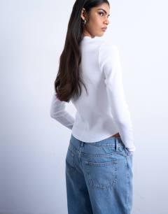 Model wearing Rib long sleeve curved hem top in white