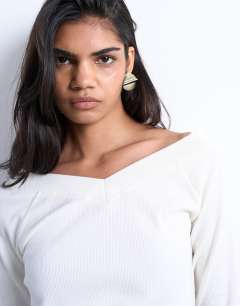 Model wearing Rib raglan v-neck long sleeve top in ivory
