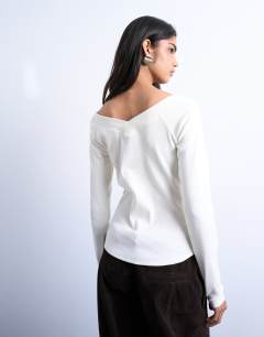 Model wearing Rib raglan v-neck long sleeve top in ivory
