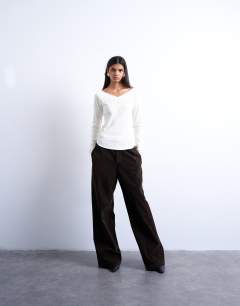 Model wearing Rib raglan v-neck long sleeve top in ivory