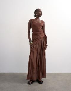 Model wearing Rib scoop neck vest in chocolate brown
